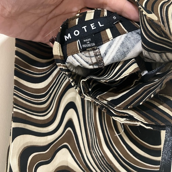 Beautiful brown swirl pants 🤎 - Picture 3 of 10